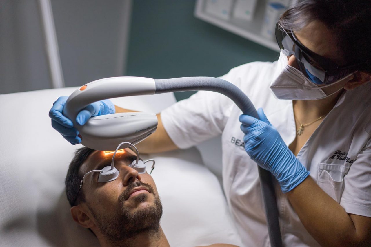 Uomo durante trattamenti di medicina estetica di fotoringiovanimento