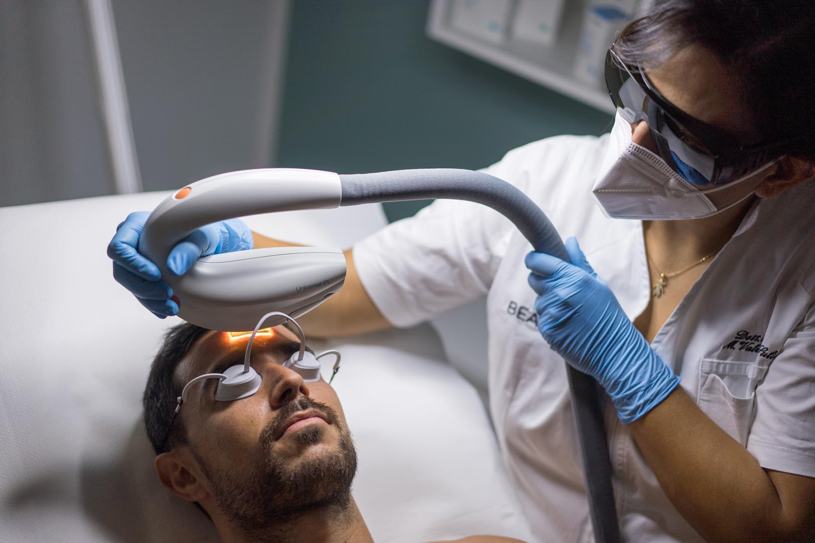 Uomo durante trattamenti di medicina estetica di fotoringiovanimento